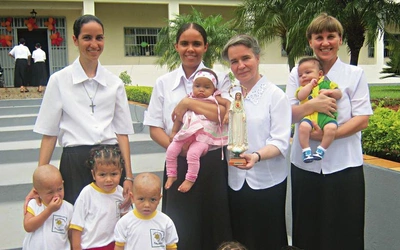 Nie habit czyni zakonnicę. Po co Kościołowi siostra w żakiecie?