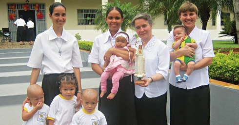 Nie habit czyni zakonnicę. Po co Kościołowi siostra w żakiecie?