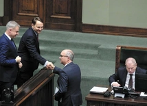 „Grupa trzymająca władzę” ćwierć wieku temu powraca dziś nie po cichu, dyskretnie, ale w blasku fleszy.