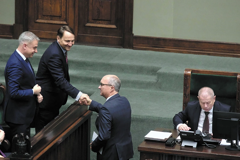 „Grupa trzymająca władzę” ćwierć wieku temu powraca dziś nie po cichu, dyskretnie, ale w blasku fleszy.