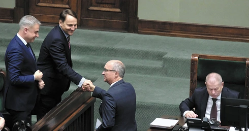 „Grupa trzymająca władzę” ćwierć wieku temu powraca dziś nie po cichu, dyskretnie, ale w blasku fleszy.