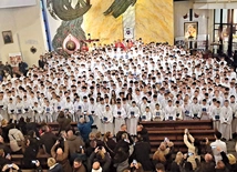 Rzesza lektorów ustanowionych przez bp. Romana Pindla. 