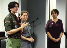 Osoby, które chciałyby dołączyć do dobroczyńców dwunastu drużyn beskidzkiego ZHR, wesprzeć je finansowo, wpłacić 1,5 proc. podatku, informacje znajdą na: bbzhr.pl. Na zdjęciu: reprezentanci hufców harcerek i harcerzy z Ewą Gliwicką z Kręgu Dobroczynności.