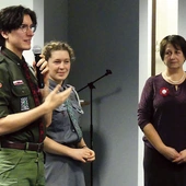 Osoby, które chciałyby dołączyć do dobroczyńców dwunastu drużyn beskidzkiego ZHR, wesprzeć je finansowo, wpłacić 1,5 proc. podatku, informacje znajdą na: bbzhr.pl. Na zdjęciu: reprezentanci hufców harcerek i harcerzy z Ewą Gliwicką z Kręgu Dobroczynności.