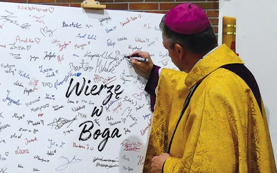 Bp Roman Pindel złożył swój podpis obok wyznania wiary młodych. 