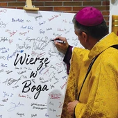 Bp Roman Pindel złożył swój podpis obok wyznania wiary młodych. 