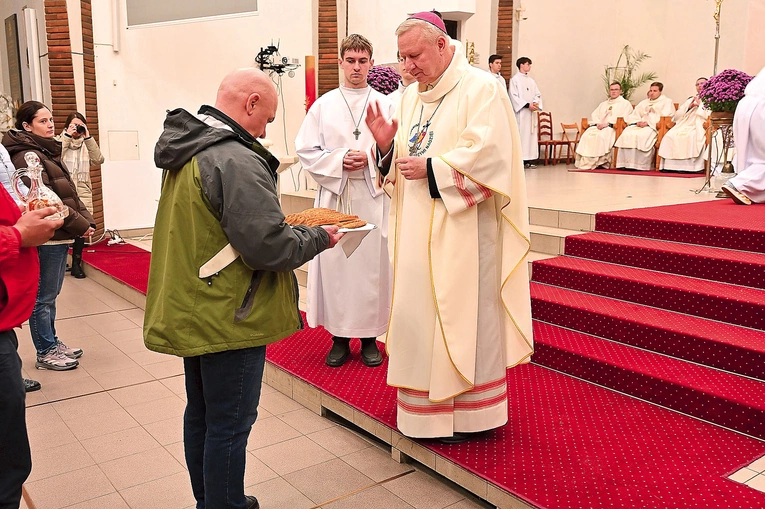 W darach potrzebujący zanieśli do ołtarza kromki zwykłego chleba.