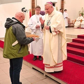 W darach potrzebujący zanieśli do ołtarza kromki zwykłego chleba.