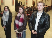 Troje młodych słupszczan złożyło przyrzeczenie na ręce bp. Edwarda Dajczaka.