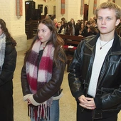 Troje młodych słupszczan złożyło przyrzeczenie na ręce bp. Edwarda Dajczaka.