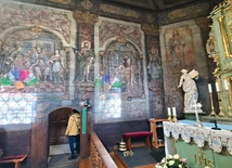 Prace zrealizowano dzięki dofinansowaniu z Rządowego Programu Odbudowy Zabytków „Polski Ład”, Urzędu Miasta i ofiar parafian. Na zdjęciu: sceny legendy o patronce z Mikuszowic namalowane po lewej stronie ołtarza.