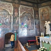 Prace zrealizowano dzięki dofinansowaniu z Rządowego Programu Odbudowy Zabytków „Polski Ład”, Urzędu Miasta i ofiar parafian. Na zdjęciu: sceny legendy o patronce z Mikuszowic namalowane po lewej stronie ołtarza.