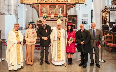 Od lewej:  ks. prał. Ireneusz Bradtke, Joanna i Rafał Kubisiowie, abp Tadeusz Wojda, Iwona Niedbalska, Antoni Szymański i Mieczysław Falkowski.
