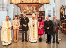 Od lewej:  ks. prał. Ireneusz Bradtke, Joanna i Rafał Kubisiowie, abp Tadeusz Wojda, Iwona Niedbalska, Antoni Szymański i Mieczysław Falkowski.