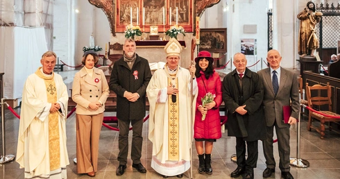 Od lewej:  ks. prał. Ireneusz Bradtke, Joanna i Rafał Kubisiowie, abp Tadeusz Wojda, Iwona Niedbalska, Antoni Szymański i Mieczysław Falkowski.