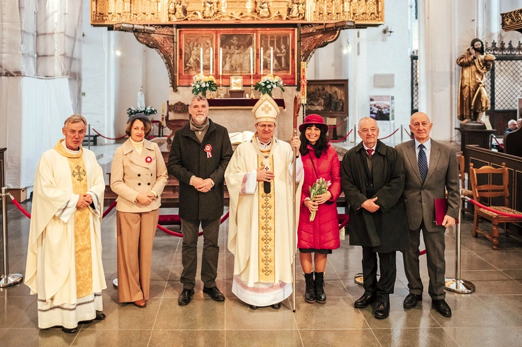Od lewej:  ks. prał. Ireneusz Bradtke, Joanna i Rafał Kubisiowie, abp Tadeusz Wojda, Iwona Niedbalska, Antoni Szymański i Mieczysław Falkowski.
