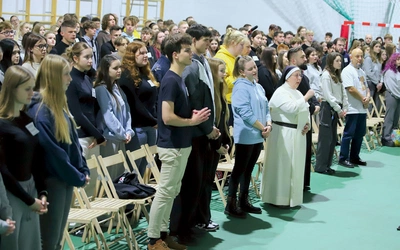 Młodzież z uwagą słuchała konferencji s. Łucji Rado.