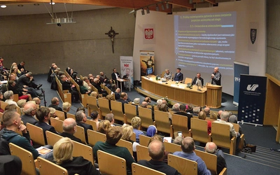 W wydarzeniu wzięli licznie udział przedstawiciele służby zdrowia, duszpasterze, kapelani szpitali, siostry zakonne, studenci teologii, medycyny, pielęgniarstwa, nauk o rodzinie, psychologii oraz osoby związane z Apostolstwem Chorych i wielu zainteresowanych omawianą tematyką.