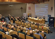 W wydarzeniu wzięli licznie udział przedstawiciele służby zdrowia, duszpasterze, kapelani szpitali, siostry zakonne, studenci teologii, medycyny, pielęgniarstwa, nauk o rodzinie, psychologii oraz osoby związane z Apostolstwem Chorych i wielu zainteresowanych omawianą tematyką.