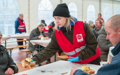 Dzięki wolontariuszom katolicka organizacja dociera do wielu potrzebujących.