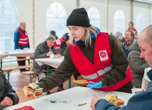 Dzięki wolontariuszom katolicka organizacja dociera do wielu potrzebujących.