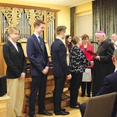 Bp Jan Kopiec gratulował osobom kończącym SMK.