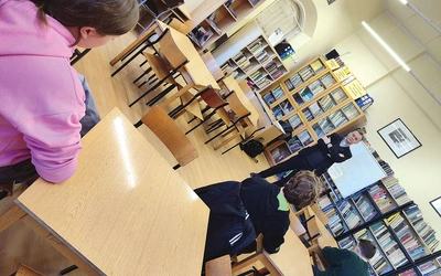 Młodzi  katolicy interesują się teologią.