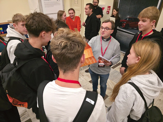  Dla młodzieży przebywanie  z kolegami, dla których  Bóg też jest ważny,  to duże umocnienie.