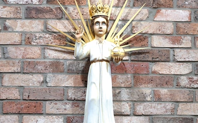 Poddana renowacji figurka na nowo stała się obiektem kultu. 