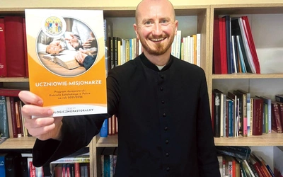  Komisja Duszpasterstwa KEP przygotowała komplet materiałów  na nowy  rok duszpasterski – pięć zeszytów tematycznych oraz dodatkowe materiały dla rodzin, które pomogą wprowadzać program w parafiach. – Korzystajmy z pomocy duszpasterskich, niech przynoszą dobre owoce – zachęca ks. Cymerman.