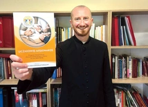  Komisja Duszpasterstwa KEP przygotowała komplet materiałów  na nowy  rok duszpasterski – pięć zeszytów tematycznych oraz dodatkowe materiały dla rodzin, które pomogą wprowadzać program w parafiach. – Korzystajmy z pomocy duszpasterskich, niech przynoszą dobre owoce – zachęca ks. Cymerman.