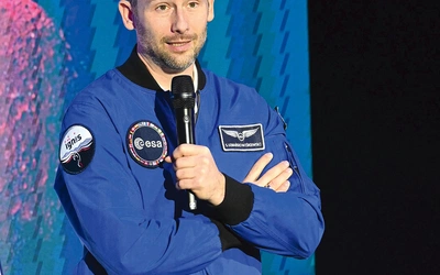 Dr Sławosz Uznański- -Wiśniewski, drugi Polak w przestrzeni kosmicznej. Uczestnik misji Ax-4, spędził na Międzynarodowej Stacji Kosmicznej 17 dni, prowadząc 13 eksperymentów polskich instytutów i Europejskiej Agencji Kosmicznej (ESA). 