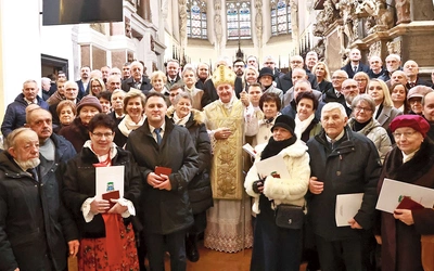 Bp Andrzej Jeż i wyróżnieni w tym roku diecezjanie. 