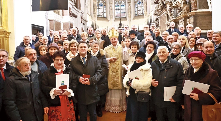 Bp Andrzej Jeż i wyróżnieni w tym roku diecezjanie. 