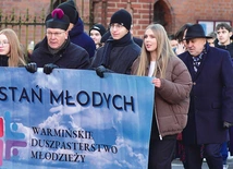 Po Eucharystii młodzi wraz  z duszpasterzami przeszli ulicami Ornety.