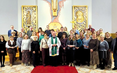 Wspólne zdjęcie wolontariuszy w kaplicy WSD w Radomiu.