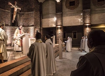 Monastyczne Wspólnoty Jerozolimskie żyją charyzmatem życia braterskiego, modlitwy i pracy w sercu miast. Przez blisko dwie doby będą trwać z warszawiakami na modlitwie w intencji wszystkich ojców, matek i dzieci.