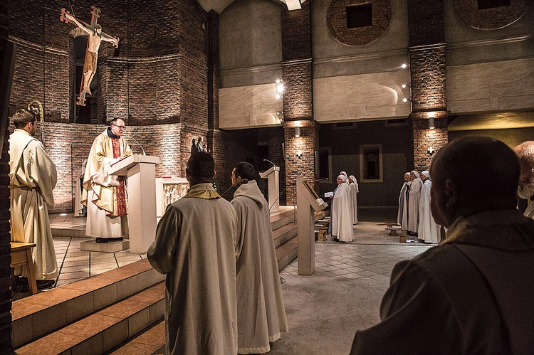 Monastyczne Wspólnoty Jerozolimskie żyją charyzmatem życia braterskiego, modlitwy i pracy w sercu miast. Przez blisko dwie doby będą trwać z warszawiakami na modlitwie w intencji wszystkich ojców, matek i dzieci.