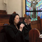 Monika Twardoń i prof. Zbigniew Kadłubek podczas czytania wypominek. 