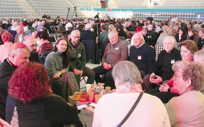 Z uczestnikami przy wielu stolikach usiadł bp Leszek Leszkiewicz. W homilii uświadamiał, abyśmy w tych wszystkich aktywnościach, jakie podejmujemy w naszych parafiach, nie zgubili celu, jakim jest nasze i innych zbawienie. Zachęcał, by treści usłyszane na forum znalazły przełożenie w parafiach. Przekonywał duszpasterzy i świeckich, że przyszłość wspólnot jest w jakiejś mierze w ich rękach.