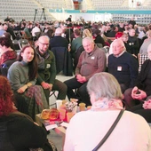 Z uczestnikami przy wielu stolikach usiadł bp Leszek Leszkiewicz. W homilii uświadamiał, abyśmy w tych wszystkich aktywnościach, jakie podejmujemy w naszych parafiach, nie zgubili celu, jakim jest nasze i innych zbawienie. Zachęcał, by treści usłyszane na forum znalazły przełożenie w parafiach. Przekonywał duszpasterzy i świeckich, że przyszłość wspólnot jest w jakiejś mierze w ich rękach.