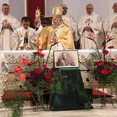 Metropolita lwowski przypomniał maksymę świętego arcybiskupa: „Nie pozwólmy, by nienawiść miała ostatnie słowo”.