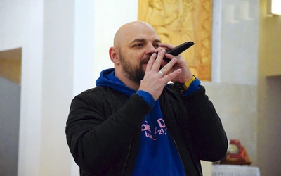 Łukasz „Wieczny” Wieczorek ewangelizuje za pomocą muzyki. 