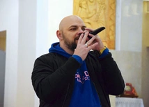 Łukasz „Wieczny” Wieczorek ewangelizuje za pomocą muzyki. 