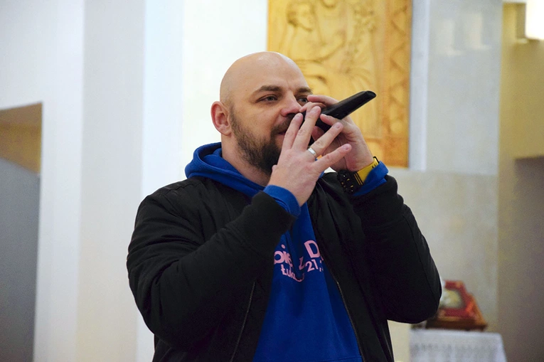 Łukasz „Wieczny” Wieczorek ewangelizuje za pomocą muzyki. 