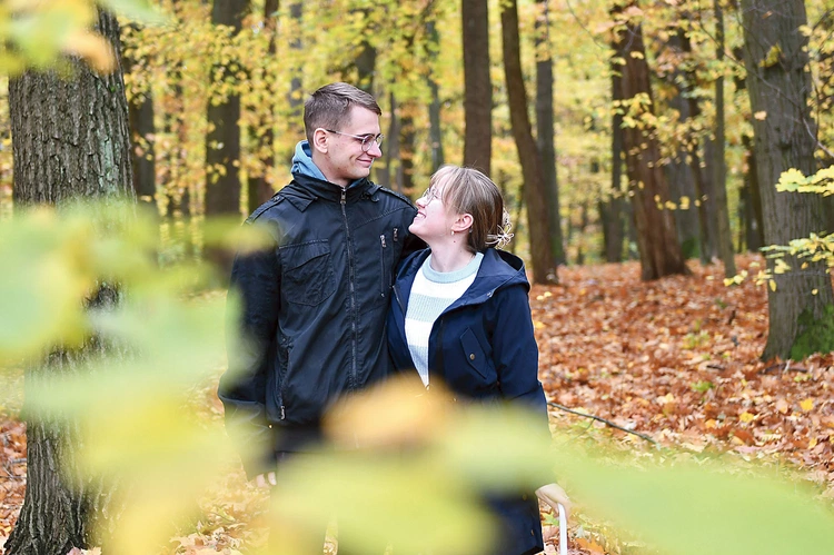 Marta i Kamil są małżeństwem od miesiąca. On jest absolwentem UZ na kierunku logistyka. Ona – studentką piątego roku psychologii na Uniwersytecie Zielonogórskim. Oboje na co dzień są zaangażowani przy parafii pw. Podwyższenia Krzyża Świętego. Marta jest skarbnikiem diecezjalnego KSM oraz członkiem Diecezjalnej Rady ds. Młodzieży. Oboje biorą aktywny udział w wydarzeniach parafialnych i diecezjalnych, najczęściej tych związanych z młodzieżą. Są też wolontariuszami Caritas. Zapisy na rekolekcje adwentowe: te…