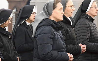 Nowe szafarki otrzymały z rąk ks. Mateusza Kulikowskiego legitymacje upoważniające do wykonywania tej funkcji. Są one ważne przez rok, z możliwością przedłużenia.