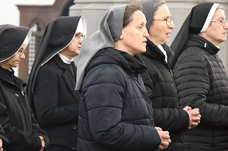 Nowe szafarki otrzymały z rąk ks. Mateusza Kulikowskiego legitymacje upoważniające do wykonywania tej funkcji. Są one ważne przez rok, z możliwością przedłużenia.