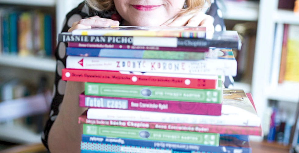 Anna Czerwińska-Rydel to autorka biograficznych opowieści dla dzieci i młodzieży, poświęconych m.in. Irenie Sendler, Marii Skłodowskiej- -Curie, Stefanowi Banachowi i rodzinie Wedlów. W 2024 r. Muzeum Historii Polski wydało jej książkę „Lekarska na zło. O dzieciach z getta w domu Jadwigi Piotrowskiej”. Z wykształcenia jest muzykiem i pedagogiem. Mieszka w Gdańsku.