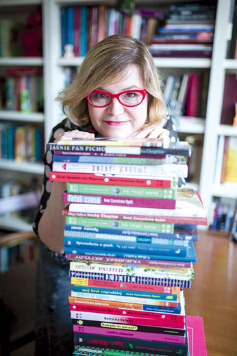 Anna Czerwińska-Rydel to autorka biograficznych opowieści dla dzieci i młodzieży, poświęconych m.in. Irenie Sendler, Marii Skłodowskiej- -Curie, Stefanowi Banachowi i rodzinie Wedlów. W 2024 r. Muzeum Historii Polski wydało jej książkę „Lekarska na zło. O dzieciach z getta w domu Jadwigi Piotrowskiej”. Z wykształcenia jest muzykiem i pedagogiem. Mieszka w Gdańsku.